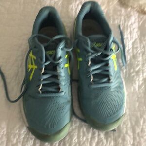 Used womens ASICS tennis shoes 7.5